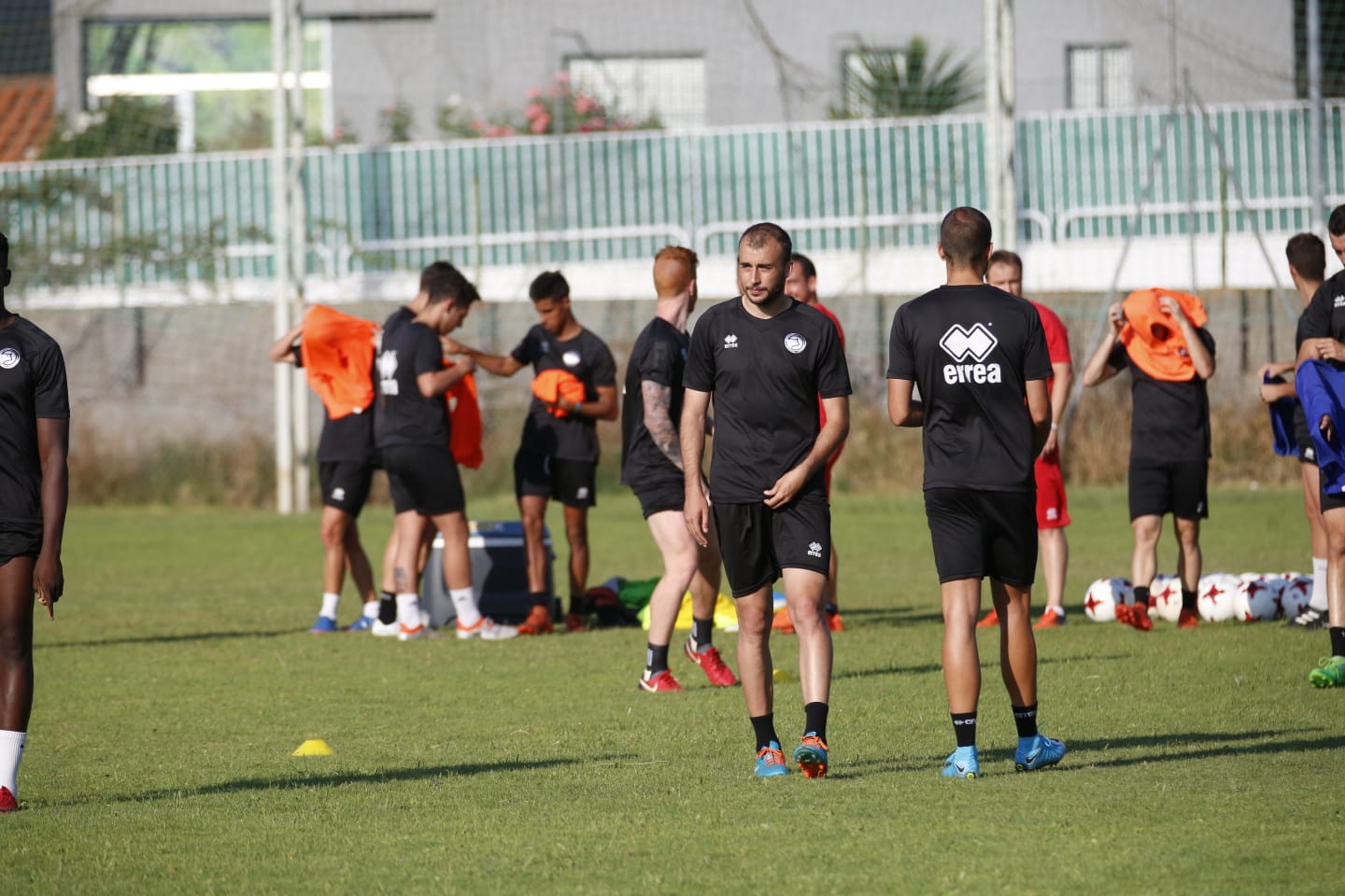 El nuevo técnico está presente en la sesión vespertina y mañana será presentado y seguirá el primer amistoso de pretemporada ante el Tordesillas
