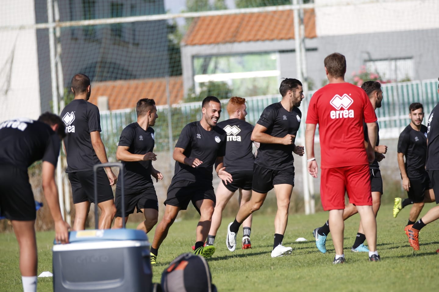 El nuevo técnico está presente en la sesión vespertina y mañana será presentado y seguirá el primer amistoso de pretemporada ante el Tordesillas