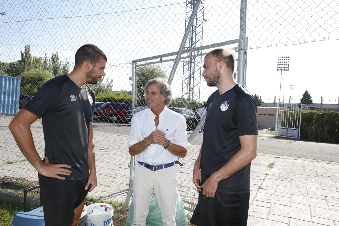 El nuevo técnico está presente en la sesión vespertina y mañana será presentado y seguirá el primer amistoso de pretemporada ante el Tordesillas
