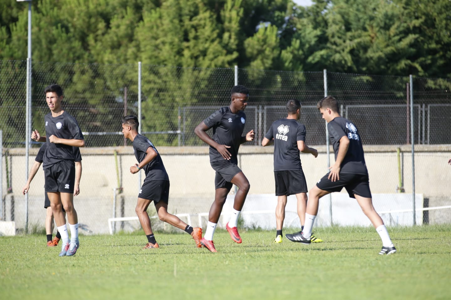El nuevo técnico está presente en la sesión vespertina y mañana será presentado y seguirá el primer amistoso de pretemporada ante el Tordesillas