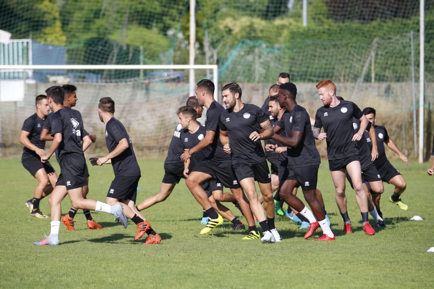 El nuevo técnico está presente en la sesión vespertina y mañana será presentado y seguirá el primer amistoso de pretemporada ante el Tordesillas