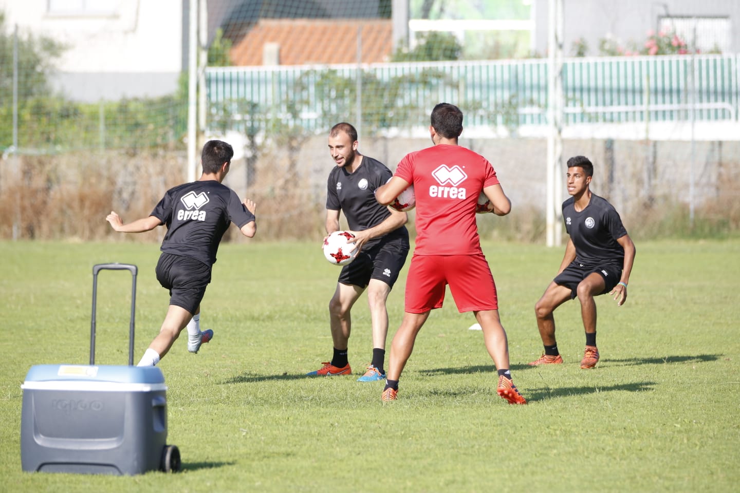 El nuevo técnico está presente en la sesión vespertina y mañana será presentado y seguirá el primer amistoso de pretemporada ante el Tordesillas