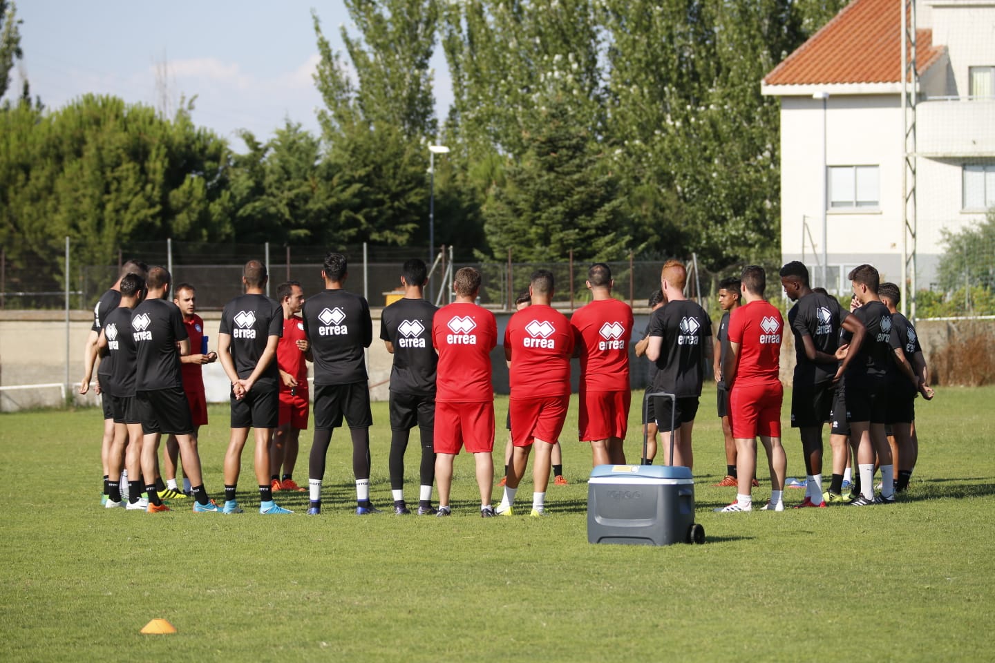 El nuevo técnico está presente en la sesión vespertina y mañana será presentado y seguirá el primer amistoso de pretemporada ante el Tordesillas
