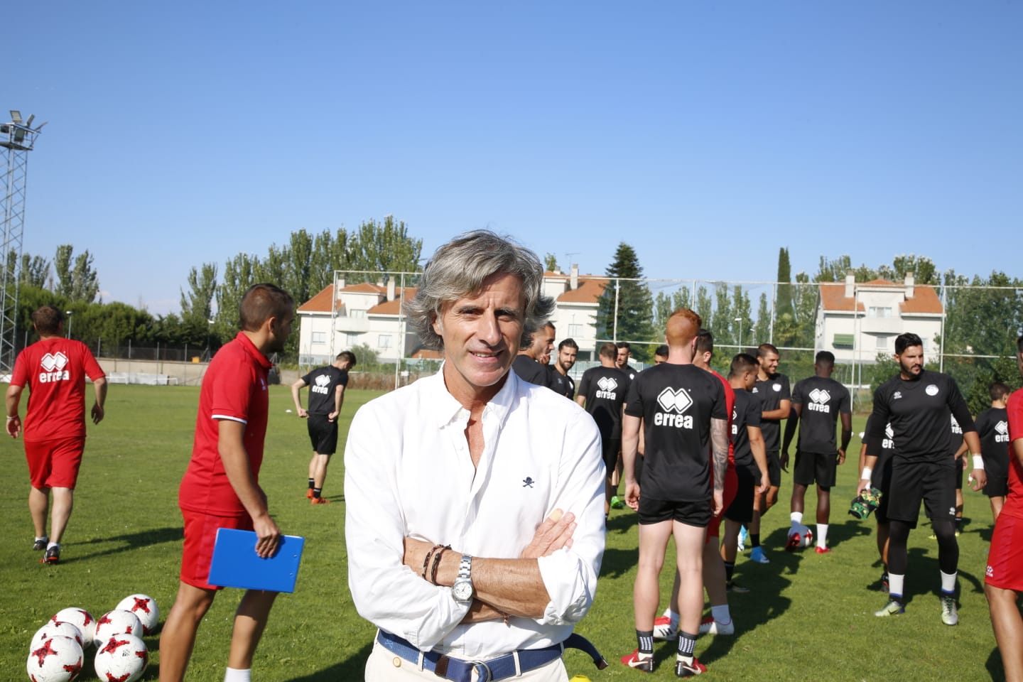 El nuevo técnico está presente en la sesión vespertina y mañana será presentado y seguirá el primer amistoso de pretemporada ante el Tordesillas