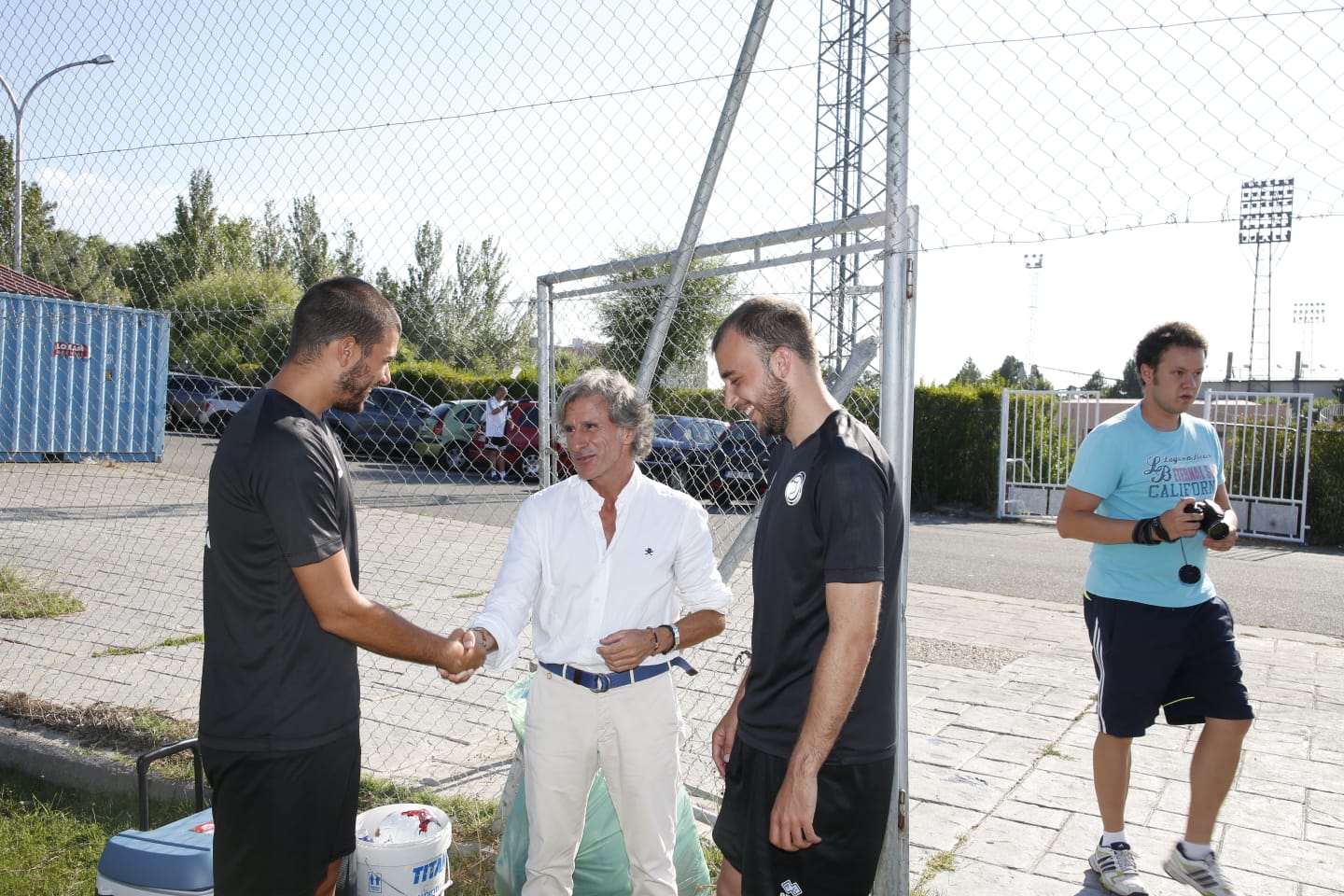 El nuevo técnico está presente en la sesión vespertina y mañana será presentado y seguirá el primer amistoso de pretemporada ante el Tordesillas