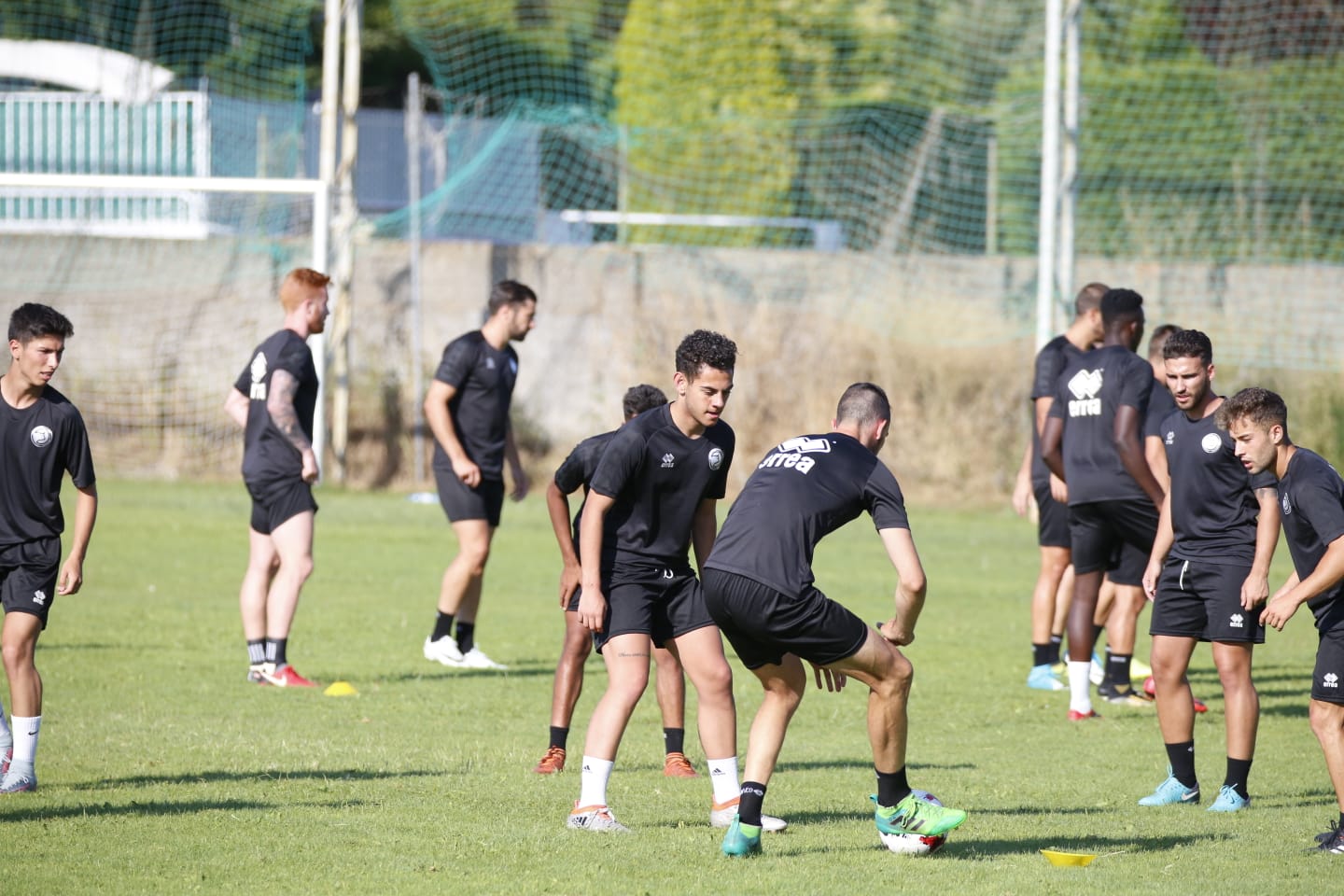 El nuevo técnico está presente en la sesión vespertina y mañana será presentado y seguirá el primer amistoso de pretemporada ante el Tordesillas