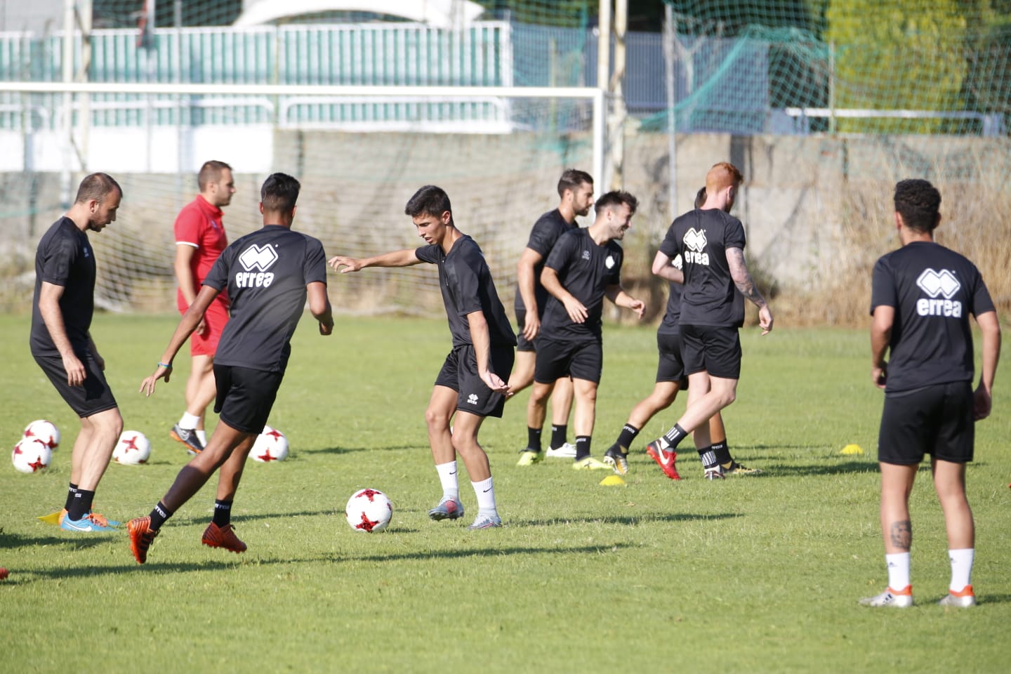 El nuevo técnico está presente en la sesión vespertina y mañana será presentado y seguirá el primer amistoso de pretemporada ante el Tordesillas