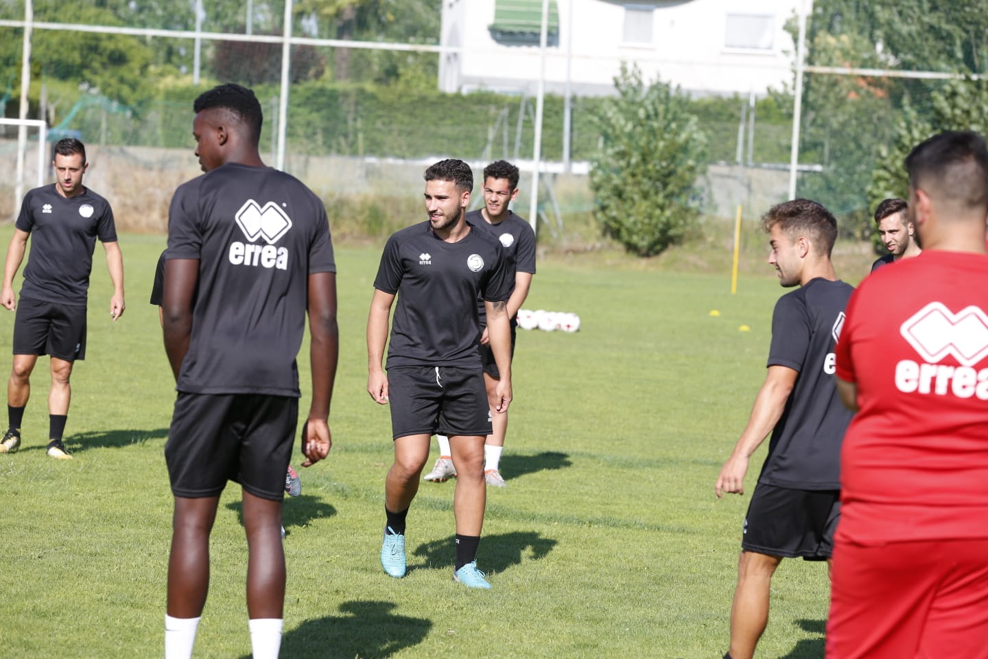 El nuevo técnico está presente en la sesión vespertina y mañana será presentado y seguirá el primer amistoso de pretemporada ante el Tordesillas