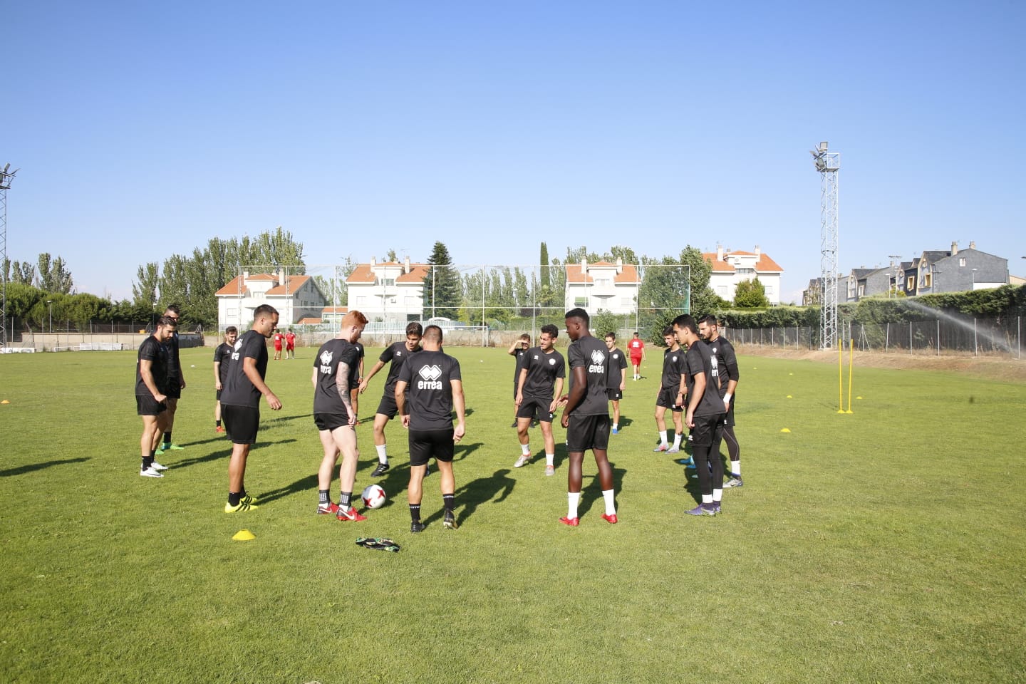 El nuevo técnico está presente en la sesión vespertina y mañana será presentado y seguirá el primer amistoso de pretemporada ante el Tordesillas