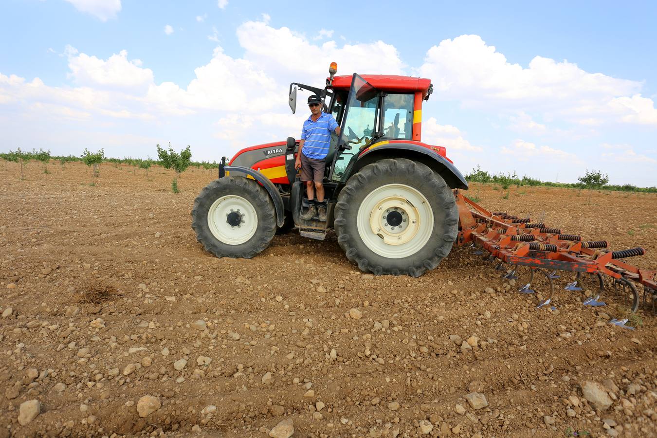El agricultor José María Rey, en sus cultivos de Villafuerte de Esgueva (Valladolid).