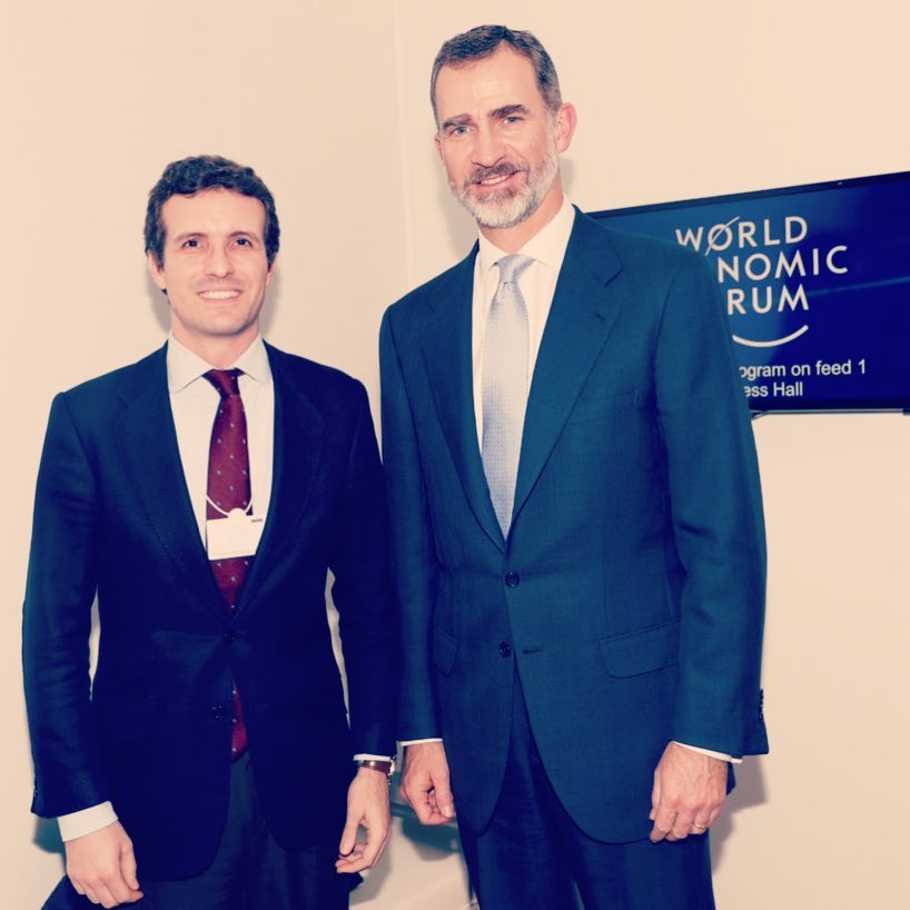 «Los españoles están determinados a ocupar el puesto que nos corresponde en el mundo del siglo XXI». SM El Rey ha reafirmado en el @worldeconomicforum en #davos nuestra fortaleza económica e institucional en presencia de la mayoría de líderes mundiales. Es el mejor Embajador de España.