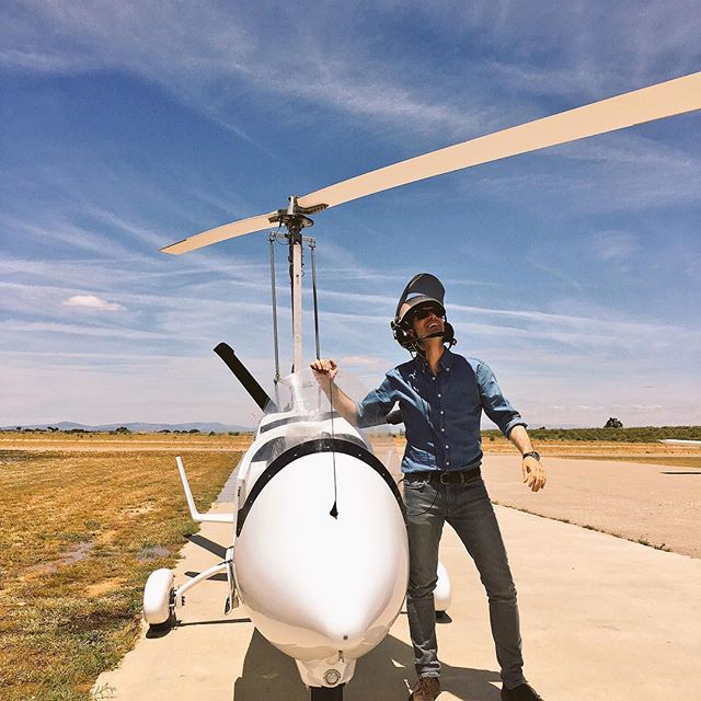 No es un vespino con alas. Es un autogiro... 