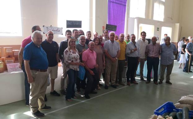 Foto de familia de las autoridades que acudieron a la feria. 