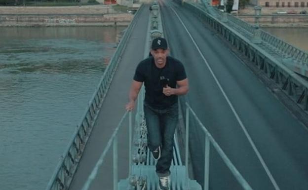 Will Smith subiéndose al puente de las Cadenas de Budapest. 