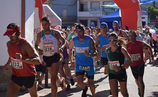 Los corredores toman la salida en El Payo. 