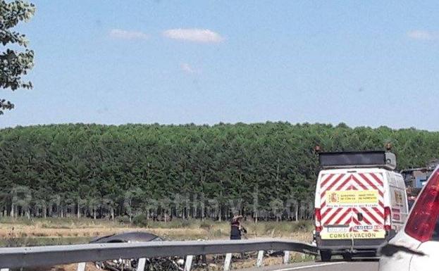 Accidente salida de vía de un turismo en la N-525 km 10 entre Santa Cristina de la Polvorosa y Colinas de Trasmonte dirección Orense. 