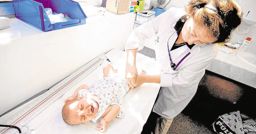 Una médico vacuna a un bebé.