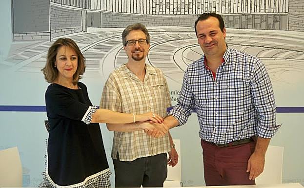 La concejala de Bienestar Social y el alcalde, con el representante de los Padres Paúles, en el centro.