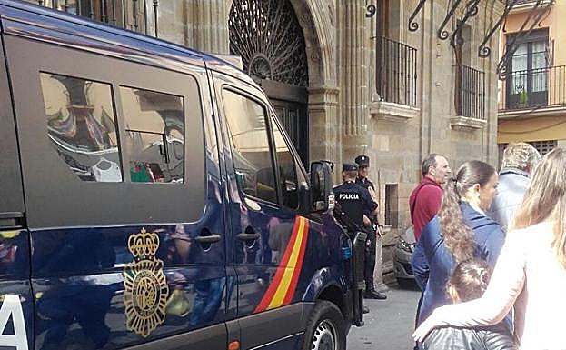 Un policía retirado mata de varios disparos a su pareja en Astorga