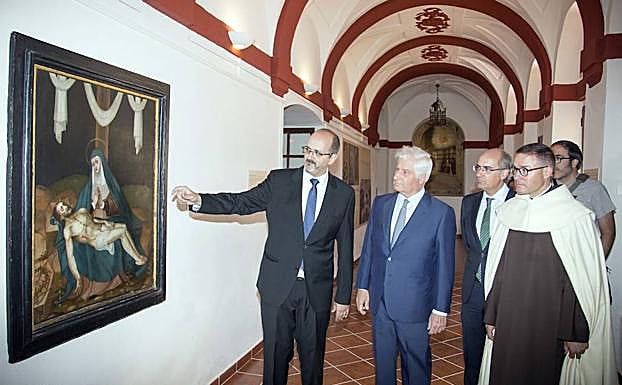 El comisario de la exposición, Mariano Casas, dando explicaciones al duque de Alba. 