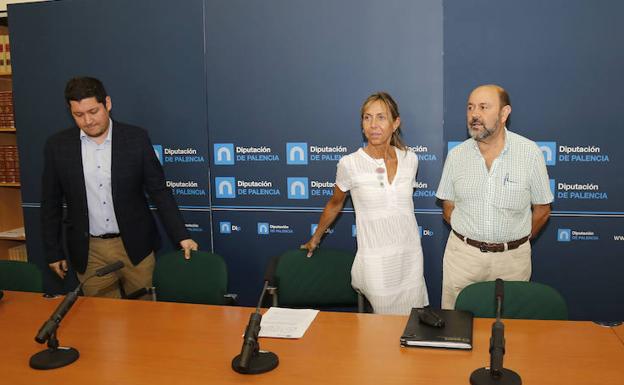 El director-gerente de Alsa Rail, la diputada de cultura y el representante de la Asociación Venteña de Amigos del Ferrocarril presentando la iniciativa del tren turístico en la Diputación de Palencia. 