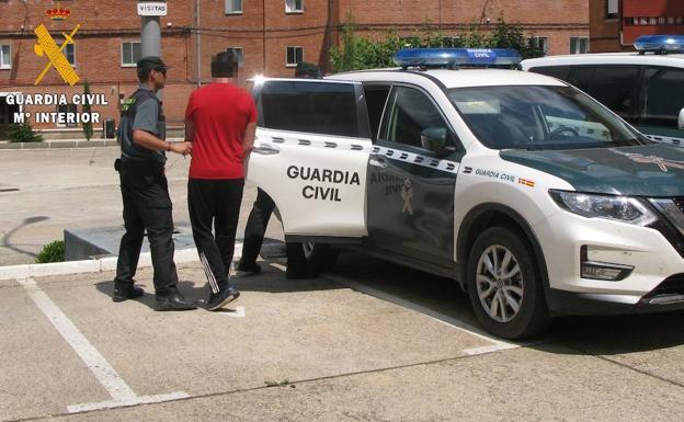 La Guardia Civil deteniendo al joven en Villamuriel de Cerrato. 