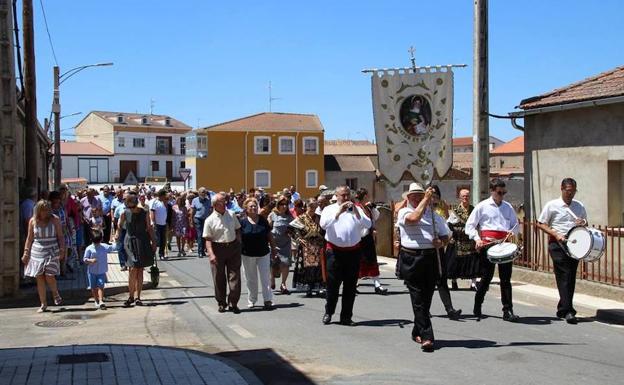 Procesión con la imagen de Santa Ana por las calles de Galinduste. 