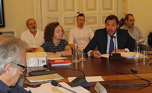 Óscar Puente se dirige a Martínez Bermejo durante la sesión.