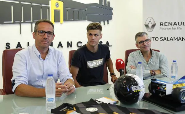 Diego Hernández posa junto a Gorka Etxeberria y a Javier Mateos, gerente de Renault Auto-Salamanca. 