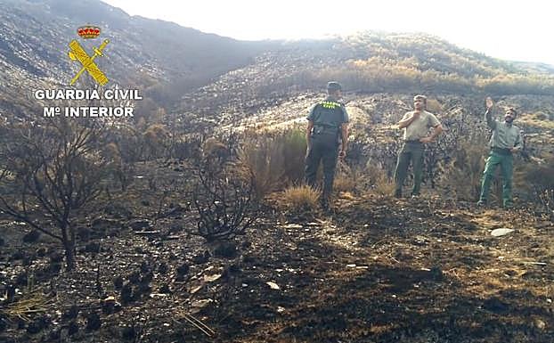 Agentes d ela Guardia Civil durante la investigación.
