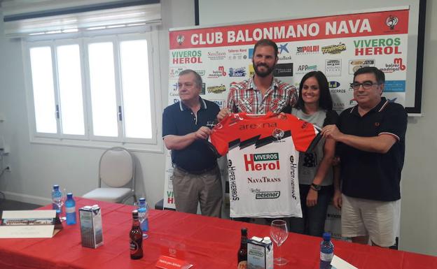 Adrián Rosales, en el centro, durante su presentación como nuevo jugador navero.