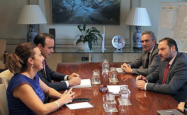 El ministro de Fomento, José Luis Ábalos, se reúne con la delegada del Gobierno en Castilla y León, Virginia Barcones.