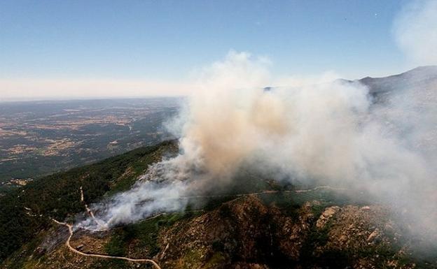 Incendio forestal en Casavieja (Ávila) originado por el vuelco de una retroexcavadora y en el que ha fallecido su conductor. 