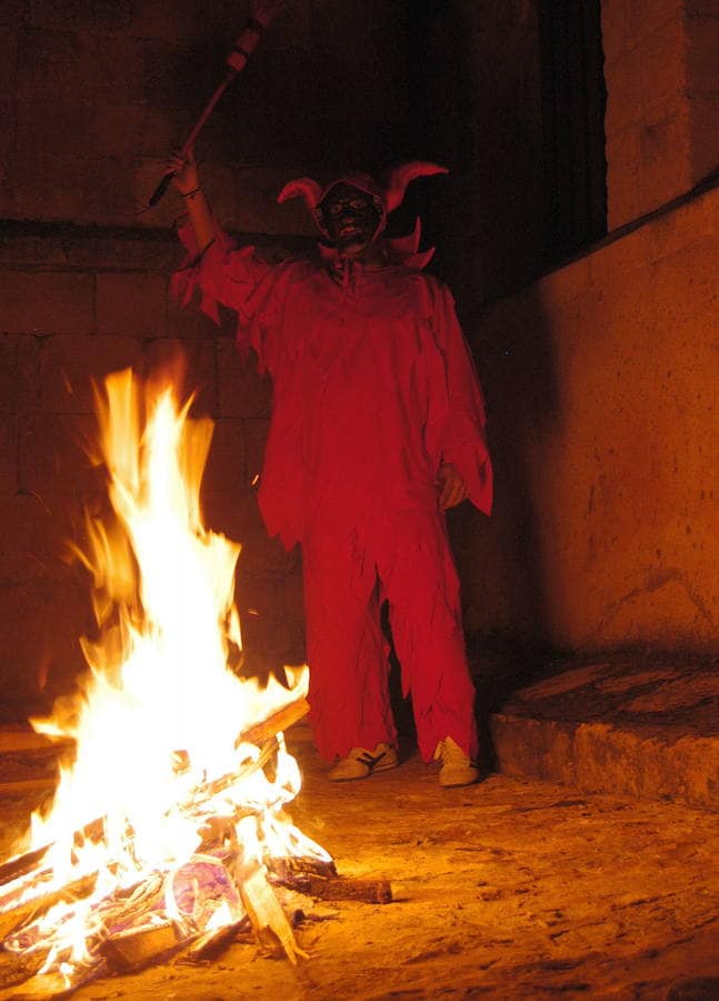 El personaje de El Diablillo junto a una hoguera en Sepúlveda. 