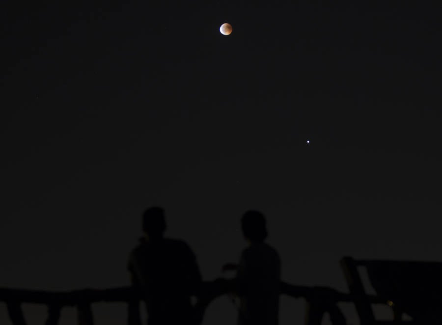 Luna de sangre y eclipse desde Fuente el Sol. 