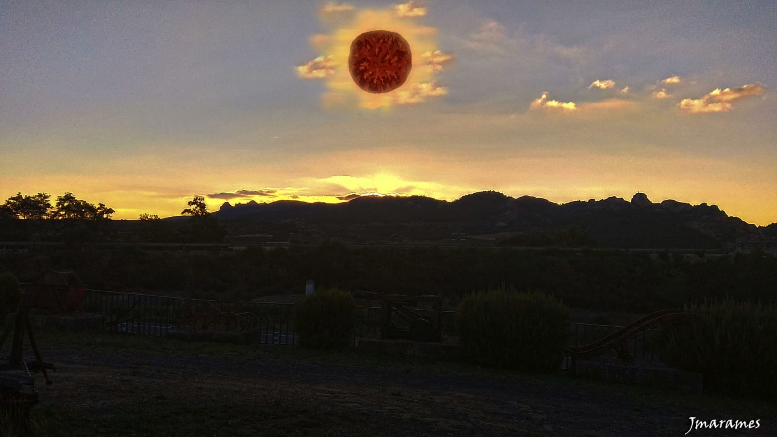 «Aquí tenéis mi luna de sangre particular. Es una rodaja de tomate, porque en Miranda de Ebro está nublado. Un saludo»