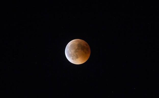 La luna vista desde Fuente el Sol, en Valladolid.