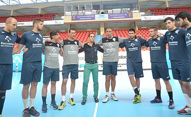 Jugadores, técnicos y presidente formaron una piña en el primer entrenamiento de la plantilla. 