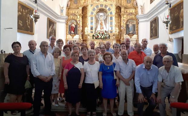 Los quintos de Carbonero el Mayor nacidos en 1943, en la ermita de la Virgen del Bustar. 