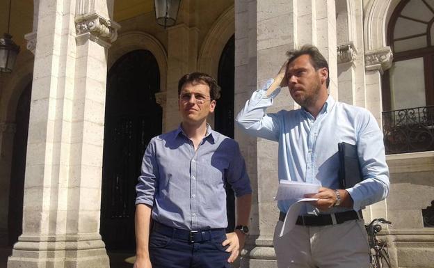 El portavoz del PSOE, Pedro Herrero, y el alcalde, Óscar Puente. 