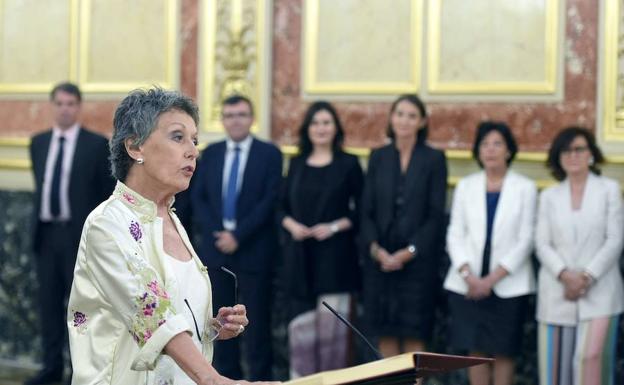 La nueva administradora de RTVE, Rosa María Mateo (i), durante su toma de posesión hoy en el Congreso de los Diputados, en Madrid. 