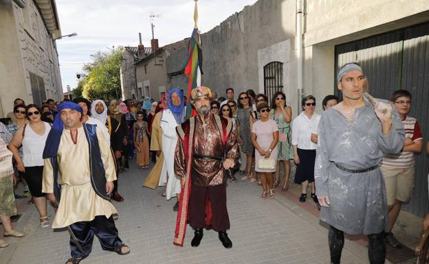 Un centenar de vecinos del municipio recrean los orígenes de Campaspero.