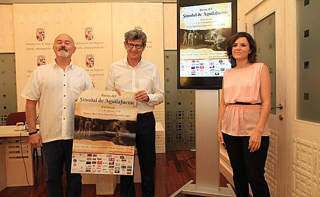 Miembros de la organización del Sinodal junto a la Diputada, Sara Dueñas, en la presentación del evento. 