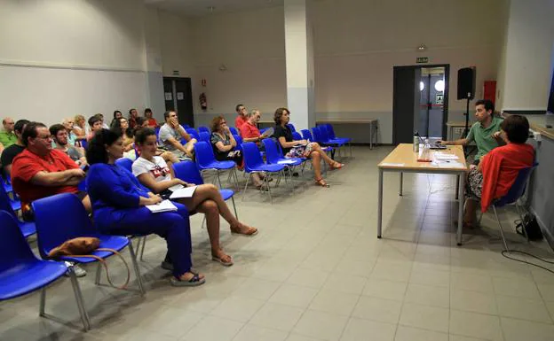 Asamblea de la plataforma de usuarios del transporte de Segovia a Madrid, Vibus, ayer. 