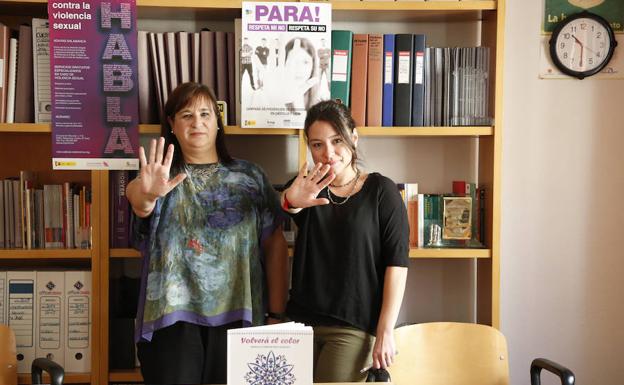 La abogada y la coordinadora de Adavas, Manuela Torres y Charo de Castro, hacen el símbolo de la campaña 'Respeta mi no', tras el balance. 