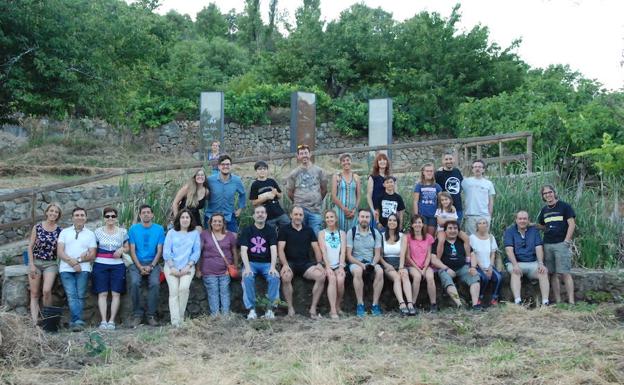 Artistas y asistentes a la presentación de las obras de arte en la naturaleza creadas en El Collao.