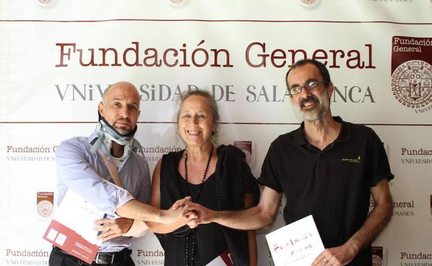 Óscar González, Concepción Hernández y Francisco García, tras la firma del convenio. 
