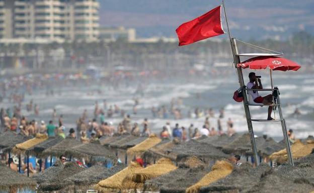 Bandera roja en la playa de la Malvarrosa, Valencia.