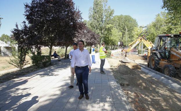 El alcalde de la capital, Alfonso Fernández Mañueco, durante su visita a las obras. 