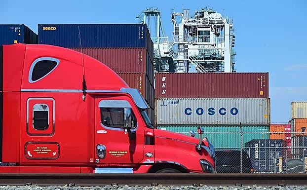 Un camión llega al puerto comercial de California.